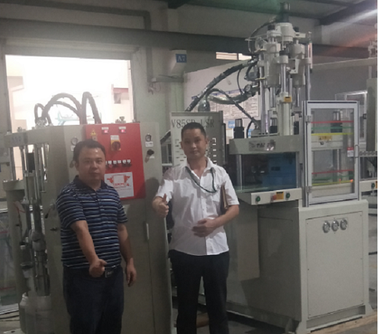 客戶(hù)參觀硅膠機(jī)